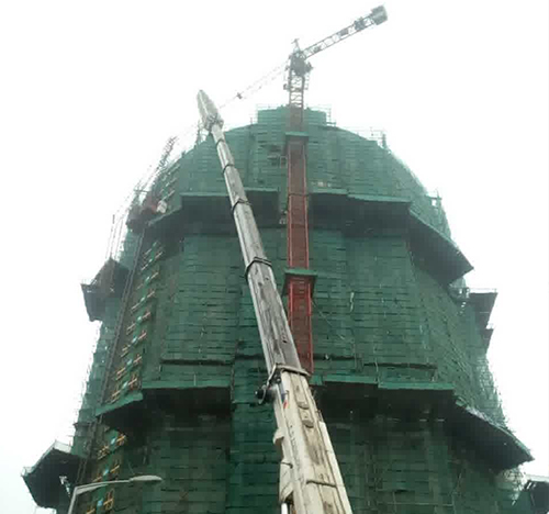 永安吊车在工地上作业
